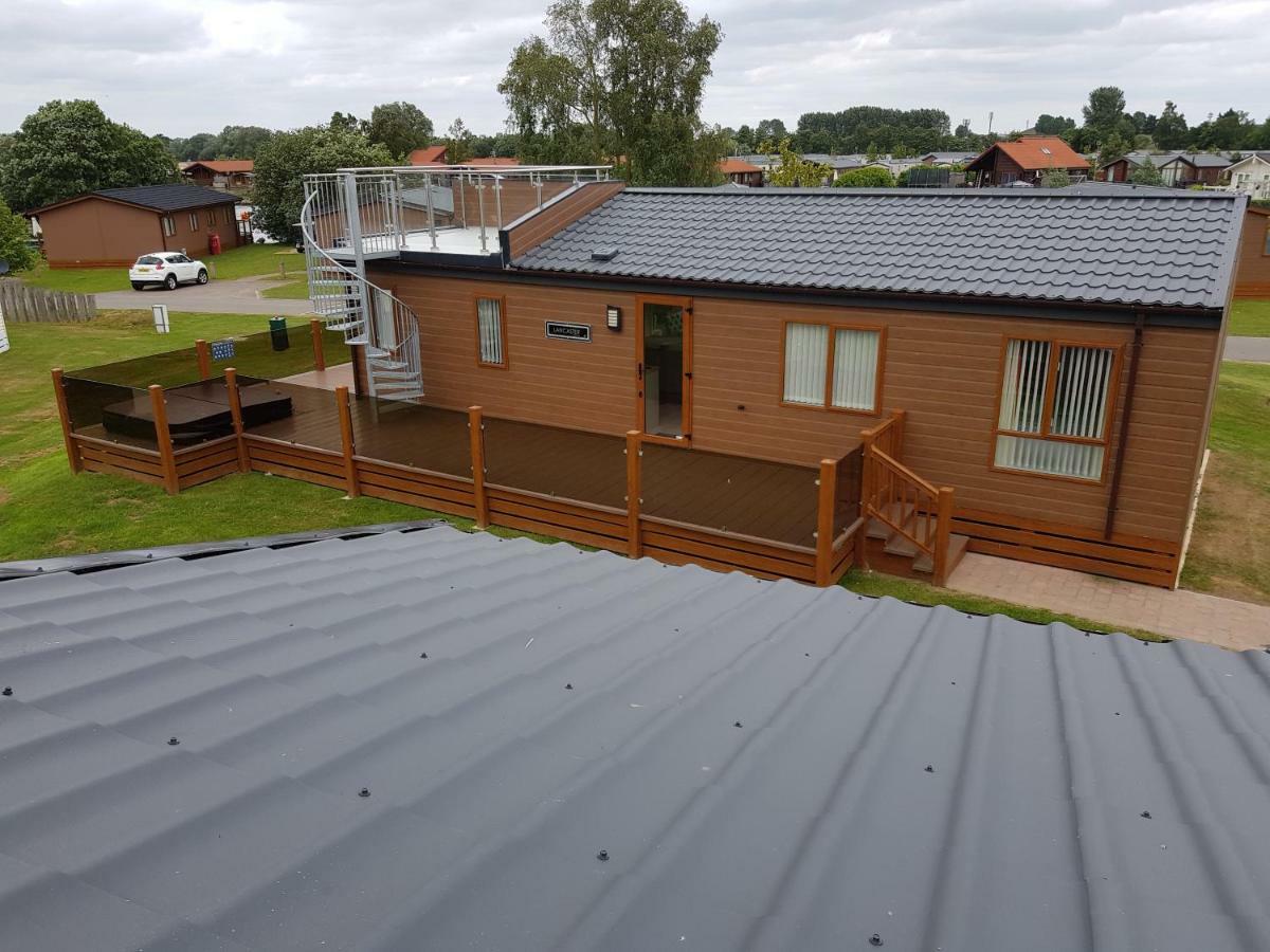 Hot Tub Hols In Bear Lodge With Roof Terrace Tattershall Exterior foto
